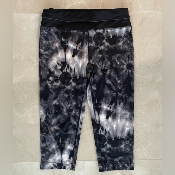 Danskin Leggings Size Medium Black Gray Tie Dye Fitted Cropped Capri Comfy Soft - Picture 1 of 7